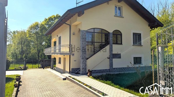 casa indipendente in vendita ad Angera