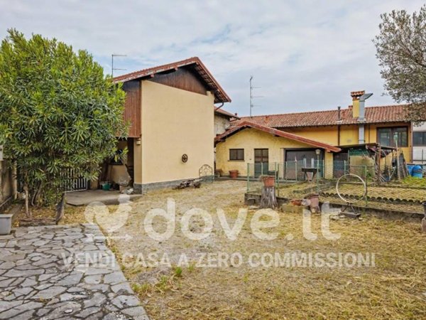 casa indipendente in vendita ad Angera in zona Capronno