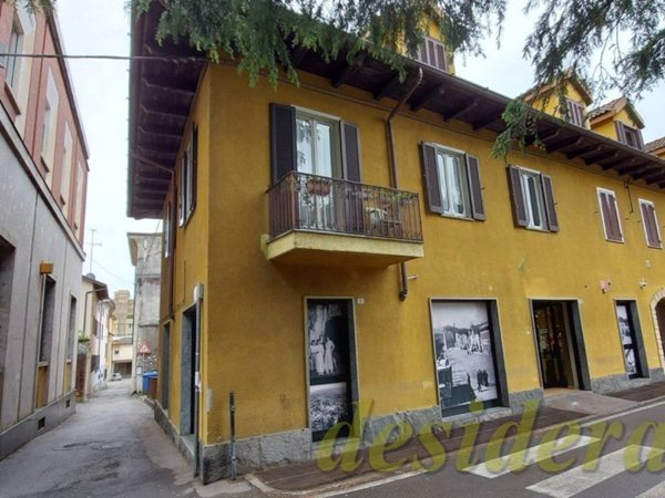 negozio in vendita ad Angera