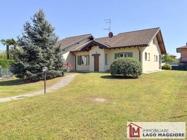 casa indipendente in vendita ad Angera