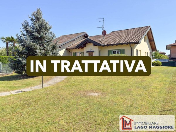 casa indipendente in vendita ad Angera in zona Barzola