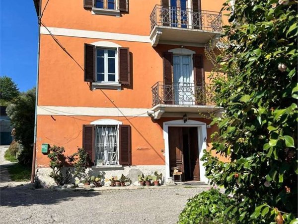 casa indipendente in vendita ad Angera in zona Barzola