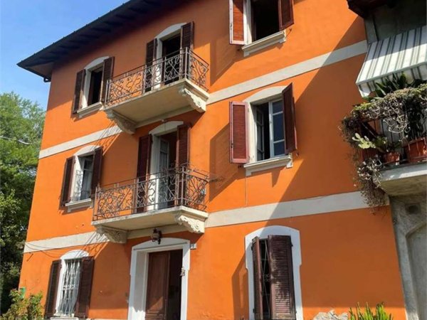 casa indipendente in vendita ad Angera in zona Barzola