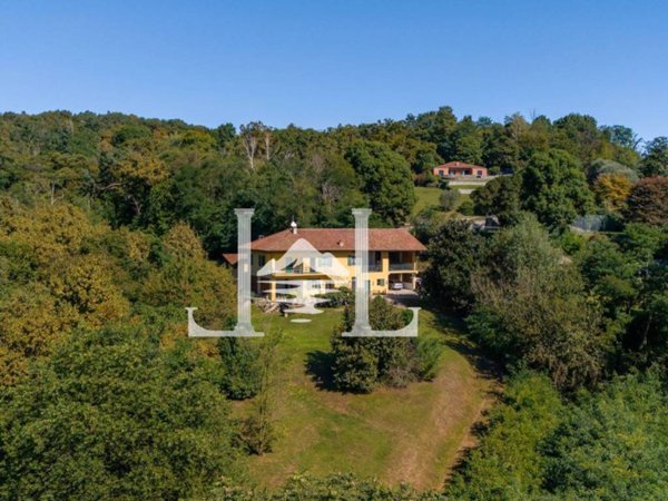 casa indipendente in vendita ad Angera