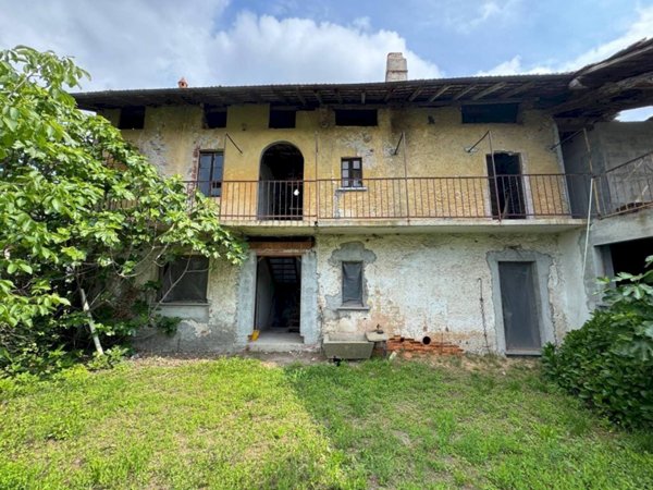 casa indipendente in vendita ad Angera