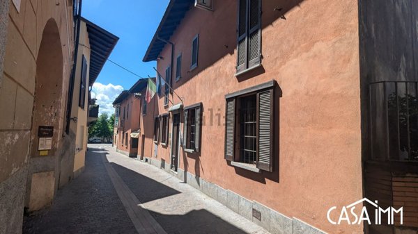 casa indipendente in vendita ad Angera
