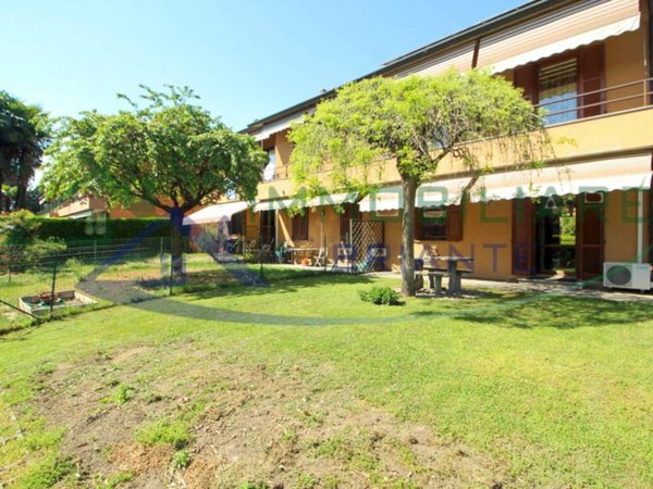casa indipendente in vendita ad Angera