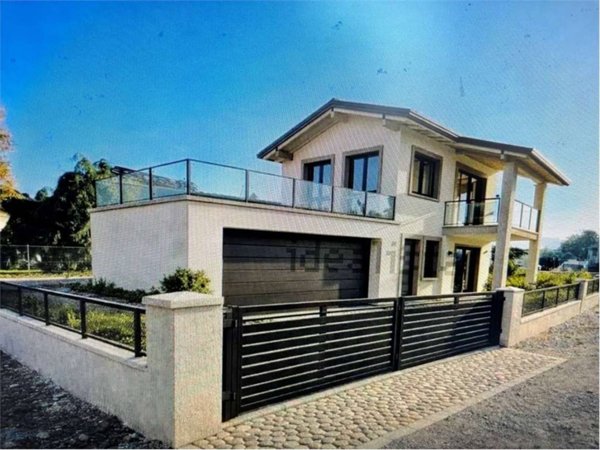casa indipendente in vendita ad Angera in zona Barzola