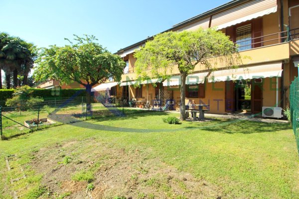 casa indipendente in vendita ad Angera