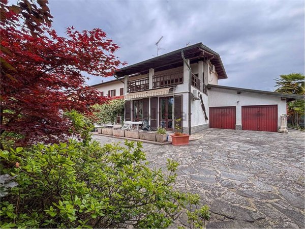 casa indipendente in vendita ad Angera