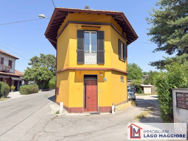 casa indipendente in vendita ad Angera