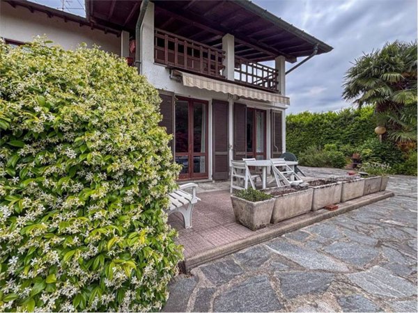 casa indipendente in vendita ad Angera