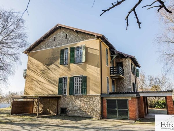 casa indipendente in vendita ad Angera