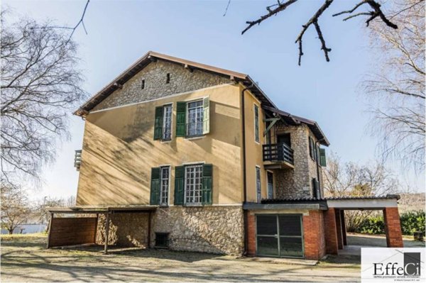 casa indipendente in vendita ad Angera in zona Barzola