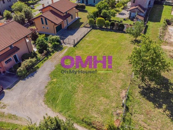 terreno edificabile in vendita ad Angera
