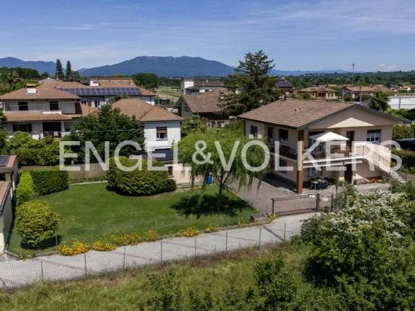 casa indipendente in vendita ad Angera