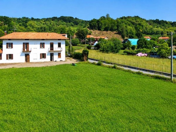 casa indipendente in vendita ad Angera