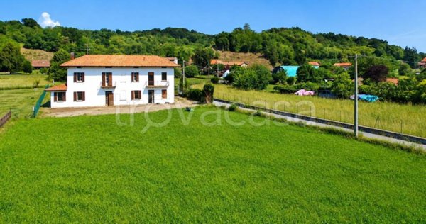 casa indipendente in vendita ad Angera