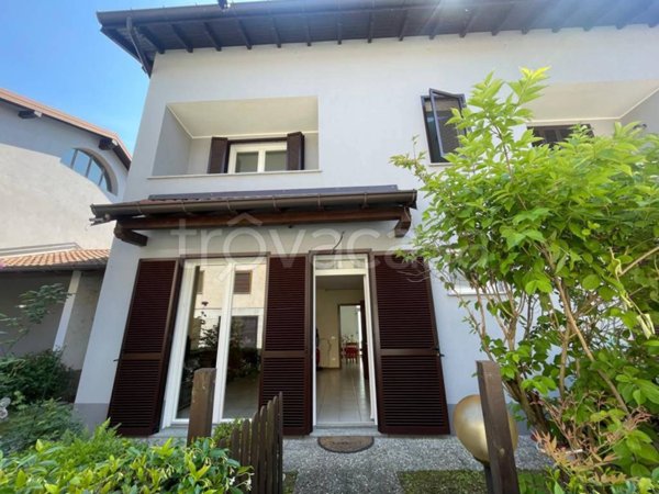 casa indipendente in vendita ad Angera in zona Barzola