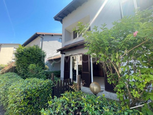 casa indipendente in vendita ad Angera in zona Barzola