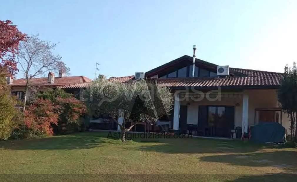 casa indipendente in vendita ad Angera in zona Barzola