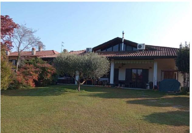 casa indipendente in vendita ad Angera