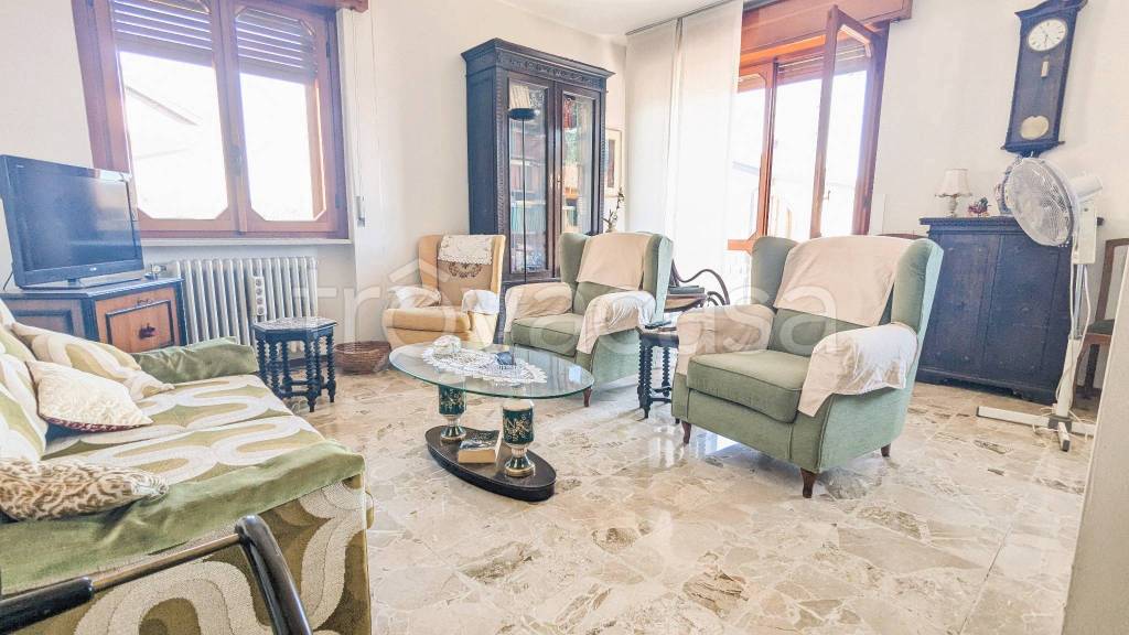 appartamento in vendita ad Angera in zona Barzola