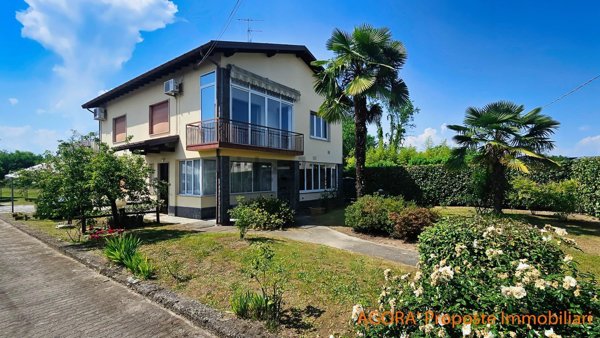 casa indipendente in vendita ad Angera in zona Barzola