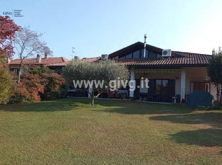 casa indipendente in vendita ad Angera in zona Barzola