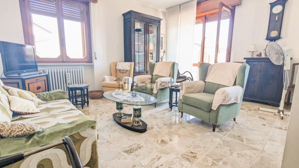 appartamento in vendita ad Angera in zona Barzola