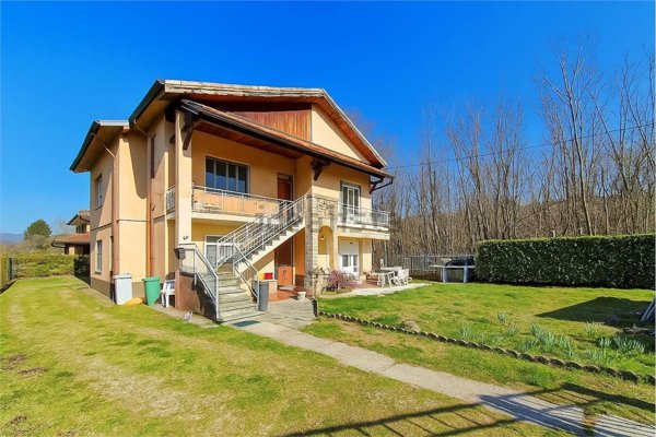 appartamento in vendita ad Angera in zona Barzola