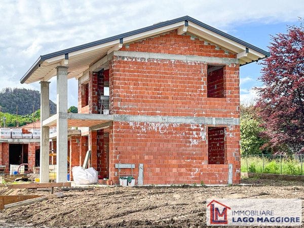 casa indipendente in vendita ad Angera in zona Barzola