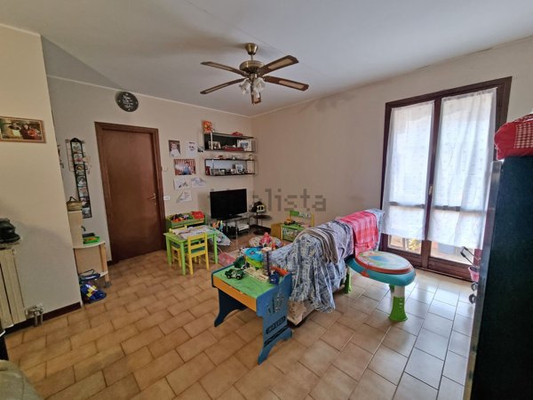 appartamento in vendita ad Angera in zona Barzola