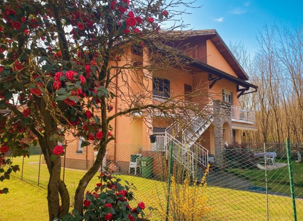 appartamento in vendita ad Angera in zona Barzola