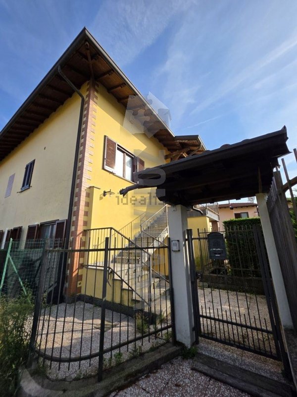 appartamento in vendita ad Angera in zona Barzola