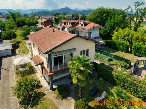 casa indipendente in vendita ad Angera in zona Barzola