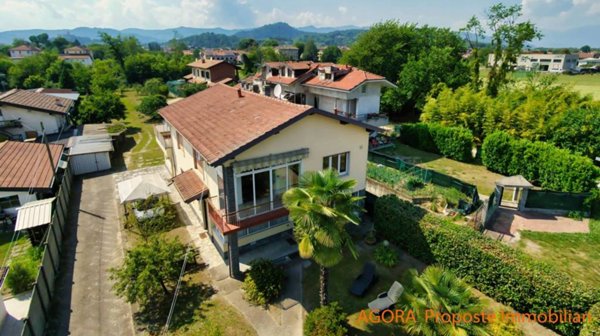 casa indipendente in vendita ad Angera