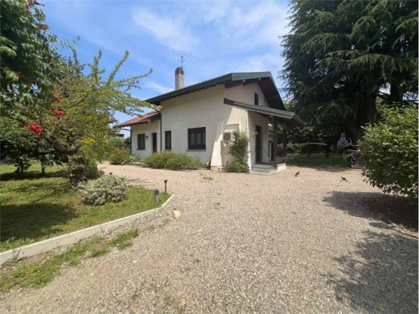 casa indipendente in vendita ad Angera in zona Barzola