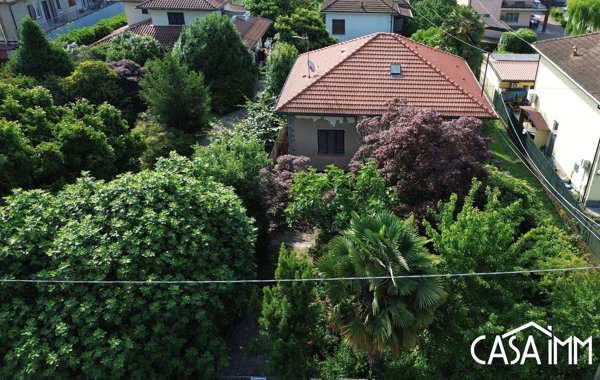 casa indipendente in vendita ad Angera in zona Barzola