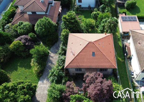 casa indipendente in vendita ad Angera in zona Barzola