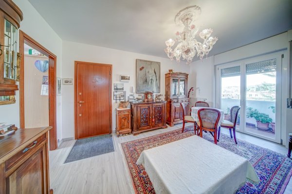 appartamento in vendita ad Angera in zona Barzola