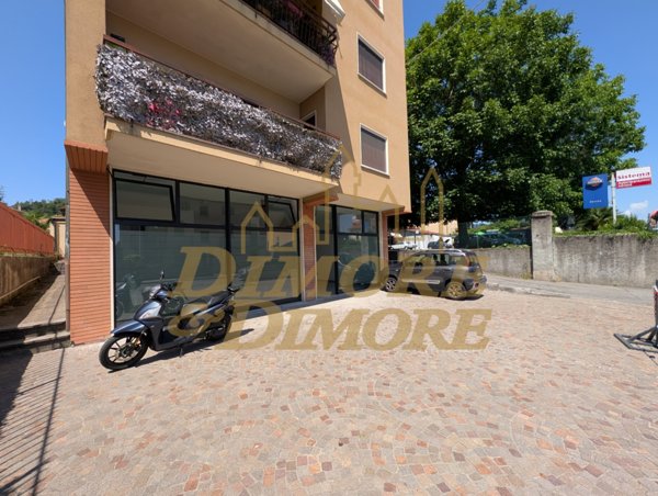 ufficio in vendita ad Angera in zona Barzola