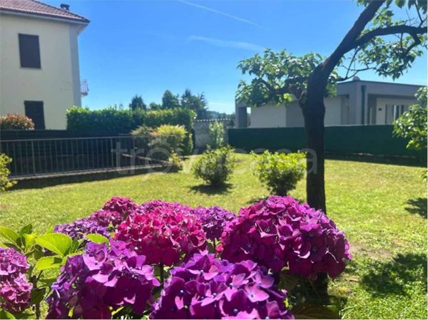 appartamento in vendita ad Angera in zona Barzola