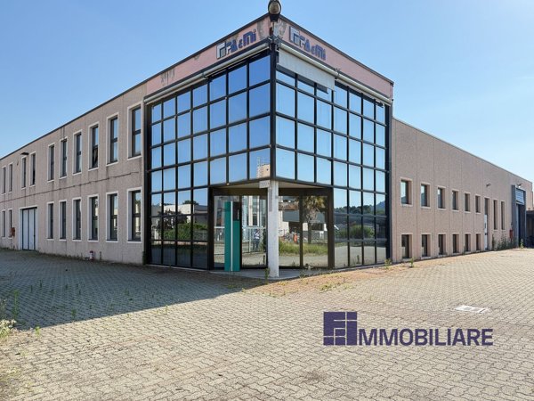 locale commerciale in vendita ad Angera in zona Barzola