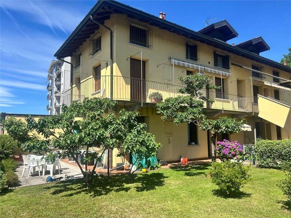 appartamento in vendita ad Angera in zona Barzola