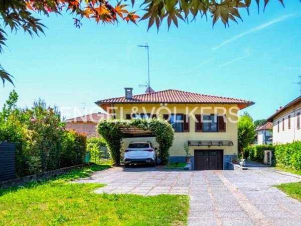casa indipendente in vendita ad Angera in zona Barzola