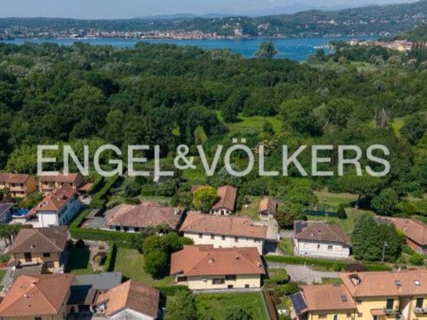 casa indipendente in vendita ad Angera in zona Barzola