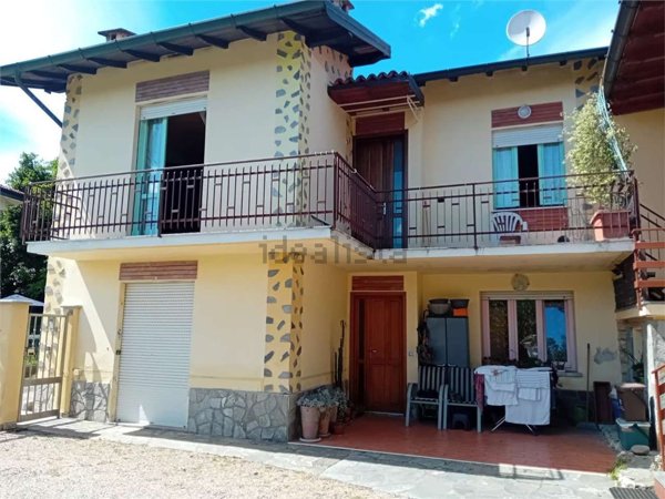 appartamento in vendita ad Angera in zona Barzola