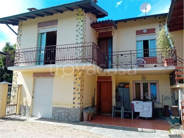 appartamento in vendita ad Angera in zona Barzola