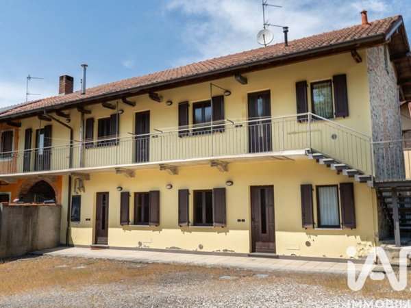 casa indipendente in vendita ad Angera in zona Barzola